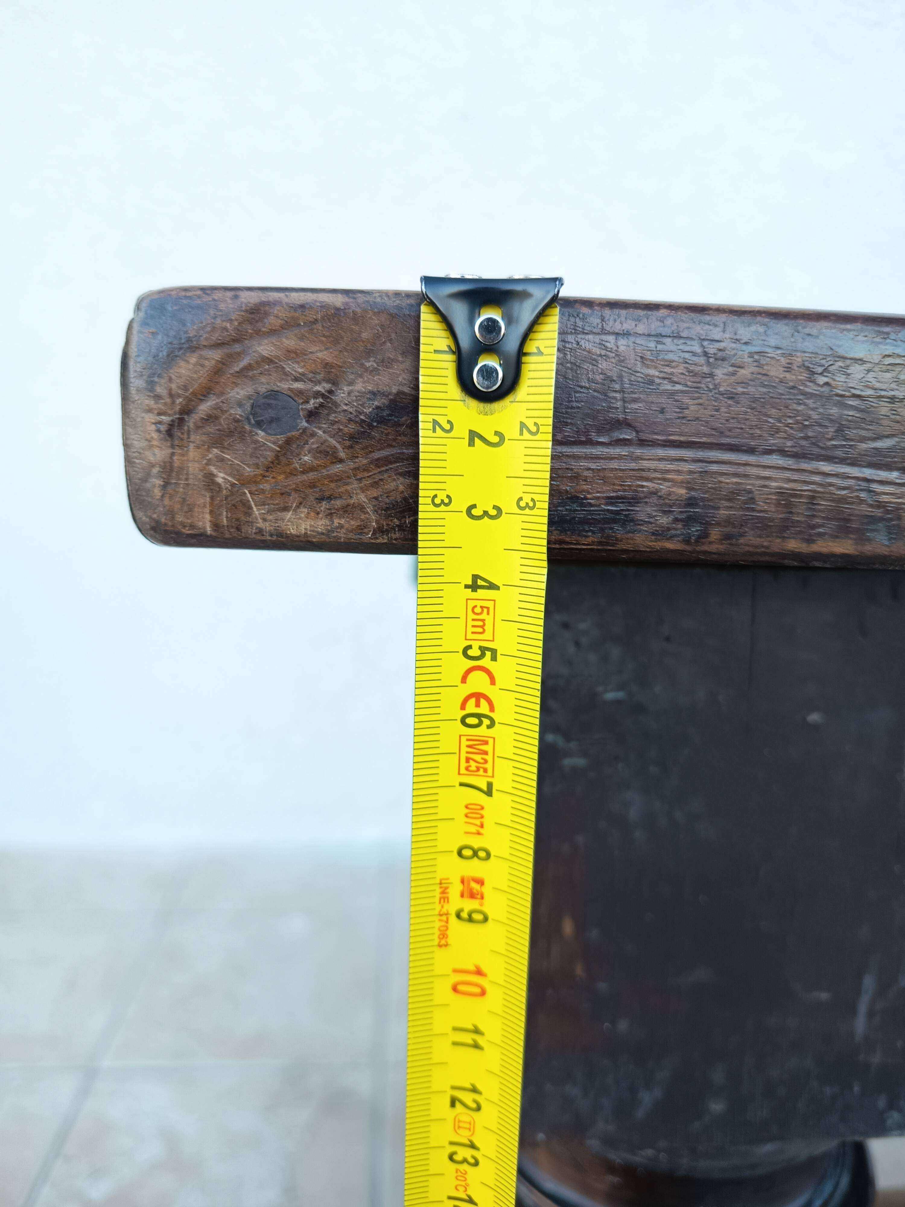 Louis XIII walnut table from the 19th century.