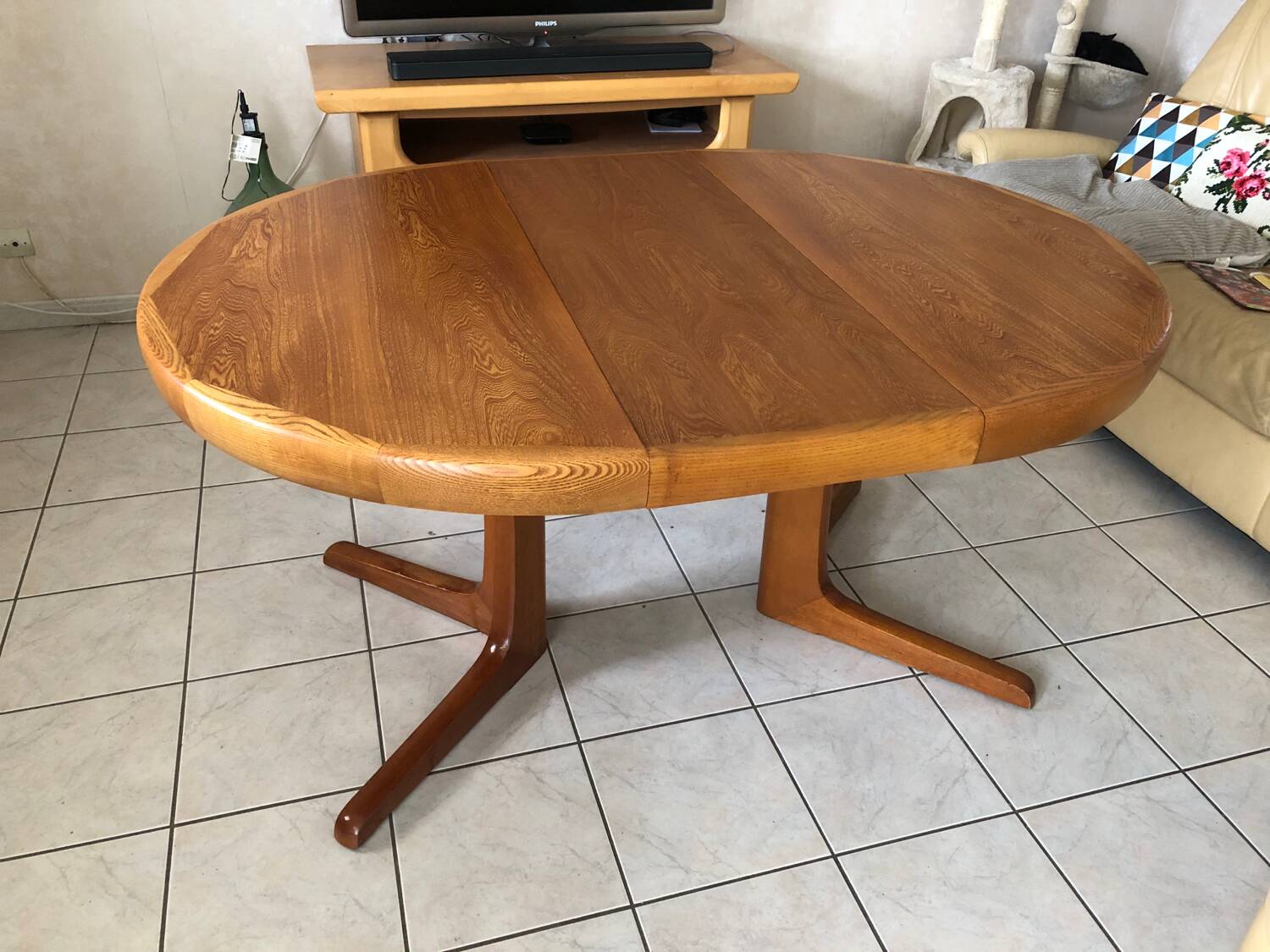 Baumann extendable round table