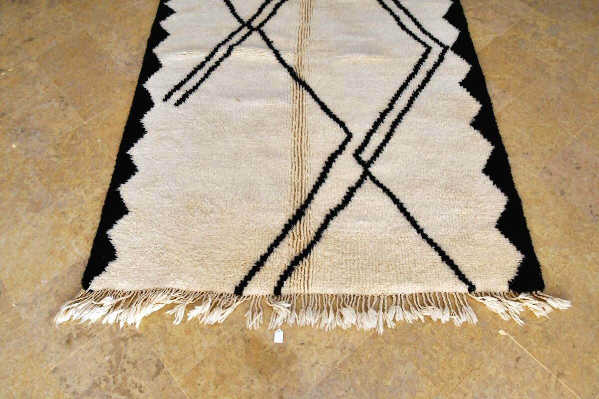 Beni Ouarain Moroccan Berber rug with black diamonds 238 x 160 cm new