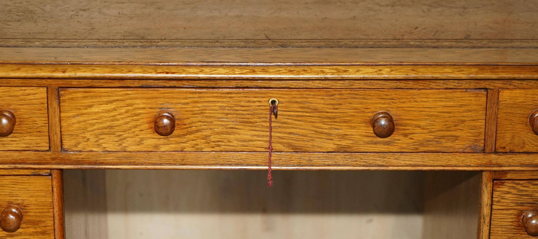 Bureau victorien en chêne miel avec cuir teint à la main