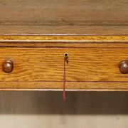 Bureau victorien en chêne miel avec cuir teint à la main