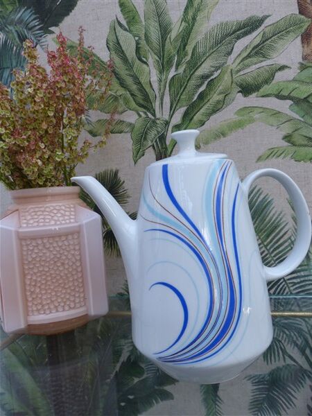 Ghillian teapot in porcelain