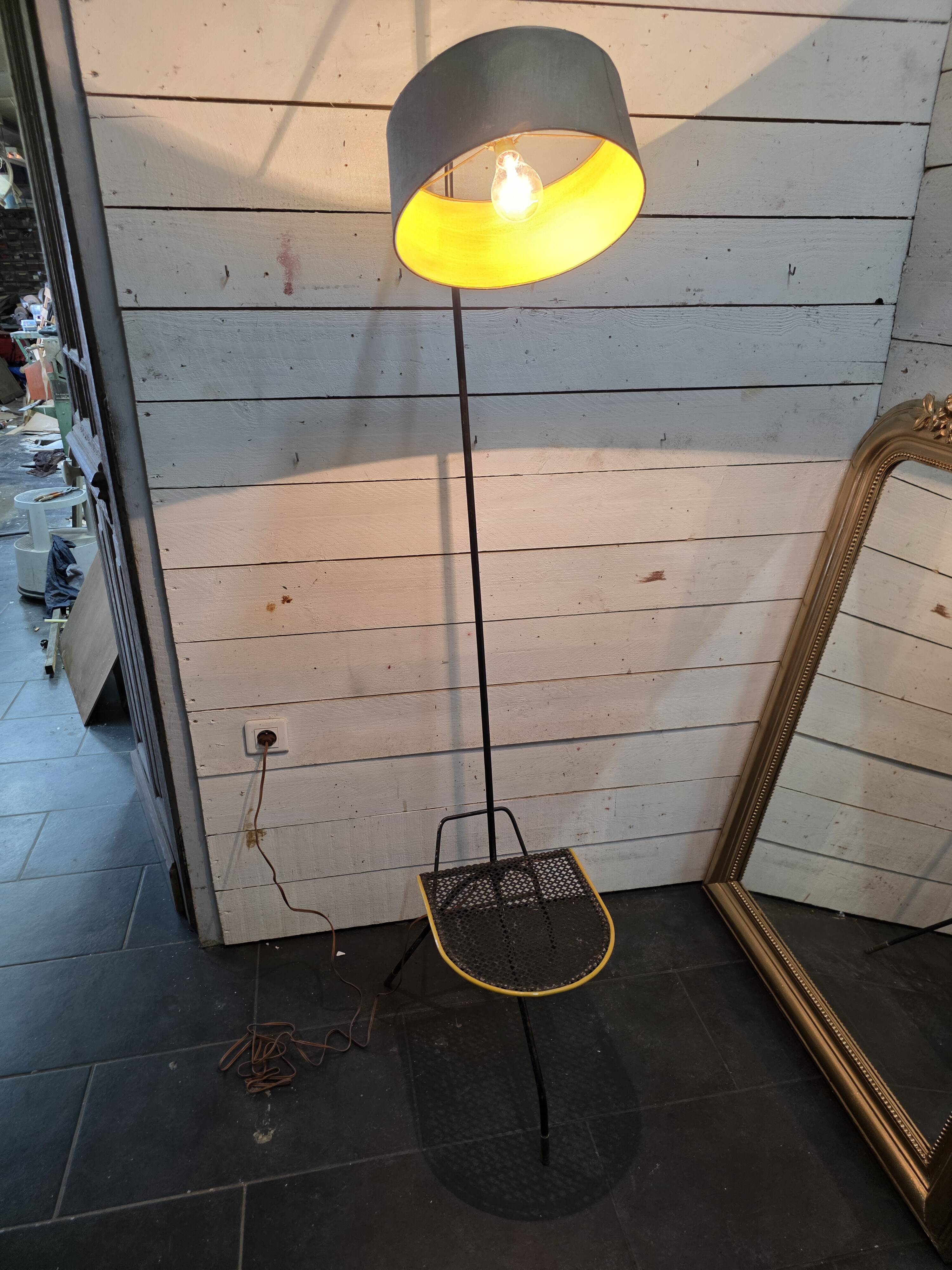 Lampadaire tripode style Matégot années 50
