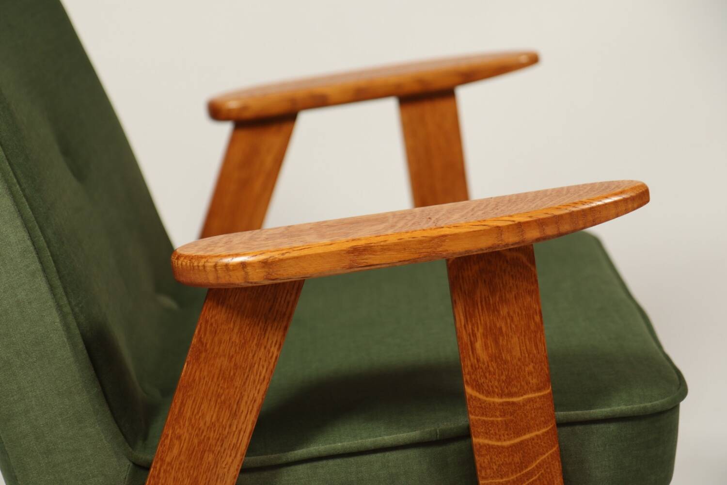 Fauteuil vintage moderne chêne clair vert royal 1962 design par Chierowski