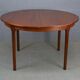 Table rondes et chaises en teck par Mcintosh