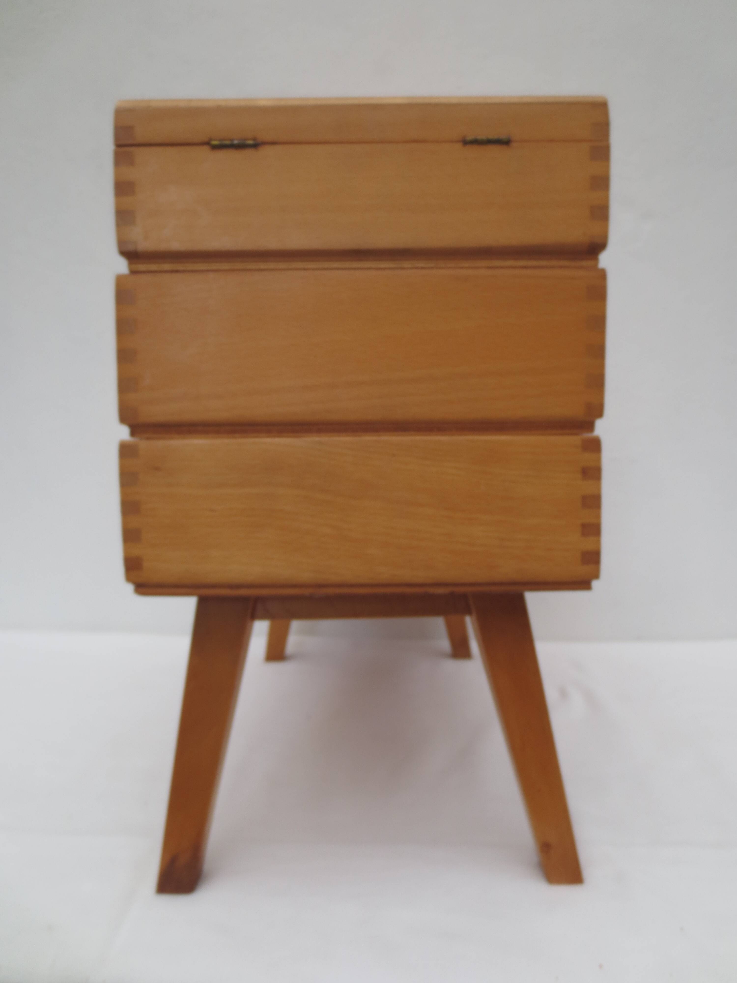 Nice-sized worker, in light varnished wood