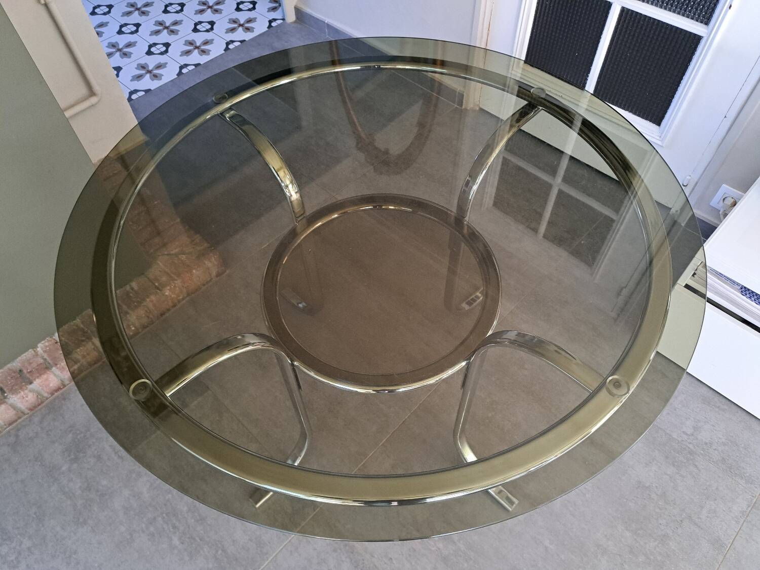 Round table in chromed metal and smoked glass