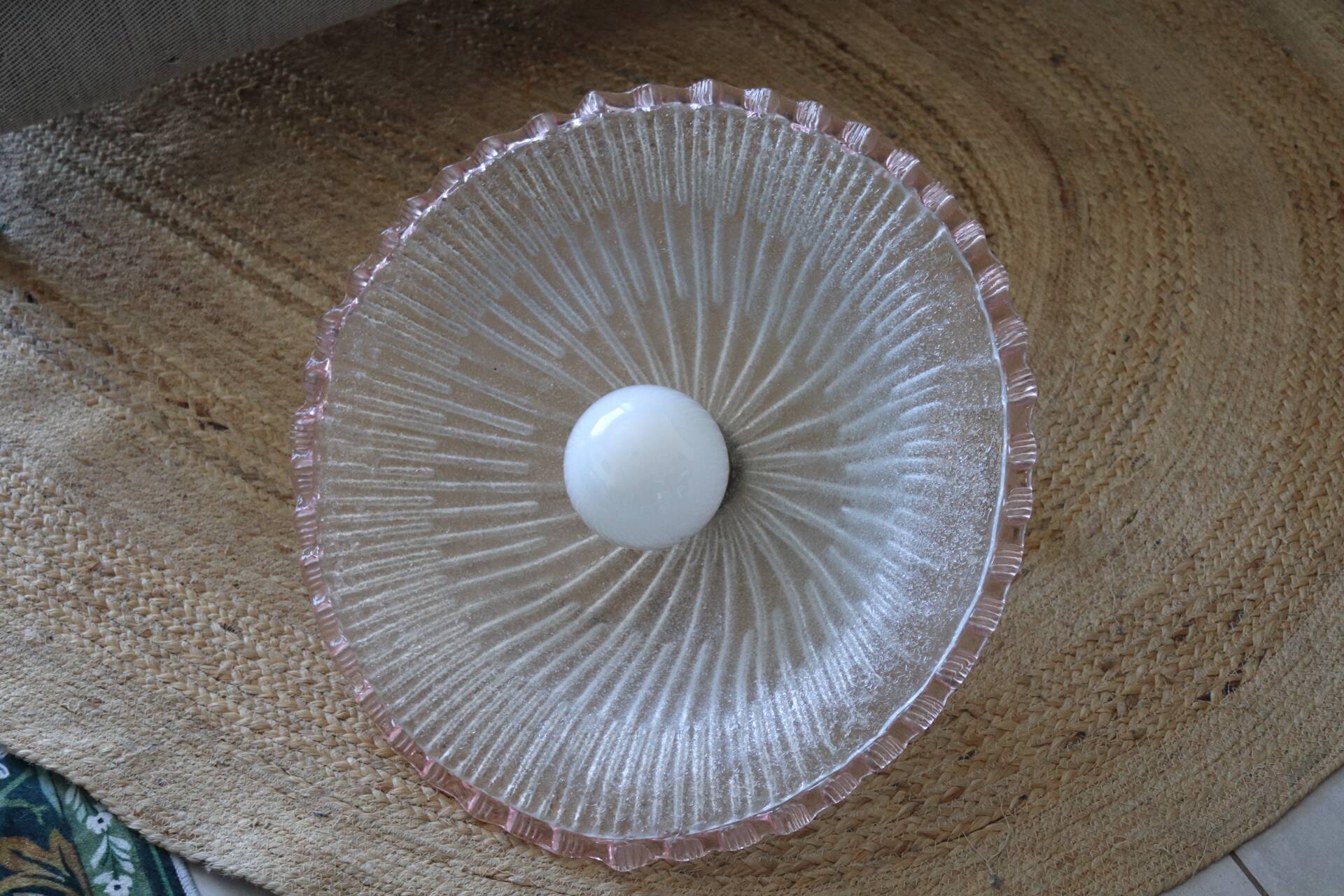 Large vintage Murano suspension in textured glass with a pink edge.