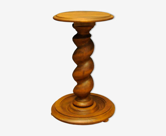 Piédestal ancien avec une tige en spirale