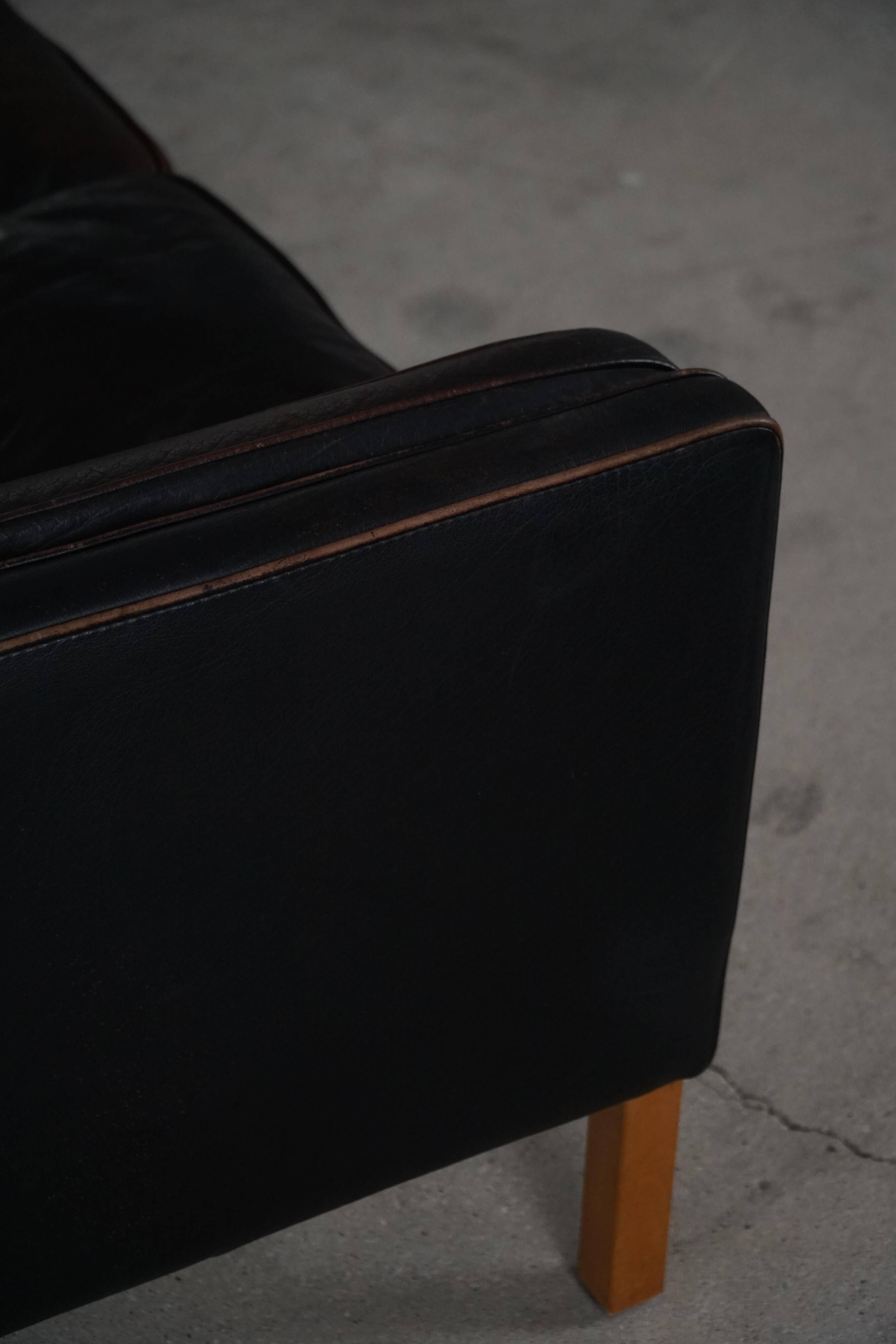 Three-seater canapé by Mogens Hansen, mid-century, in patinated black leather and solid beech.