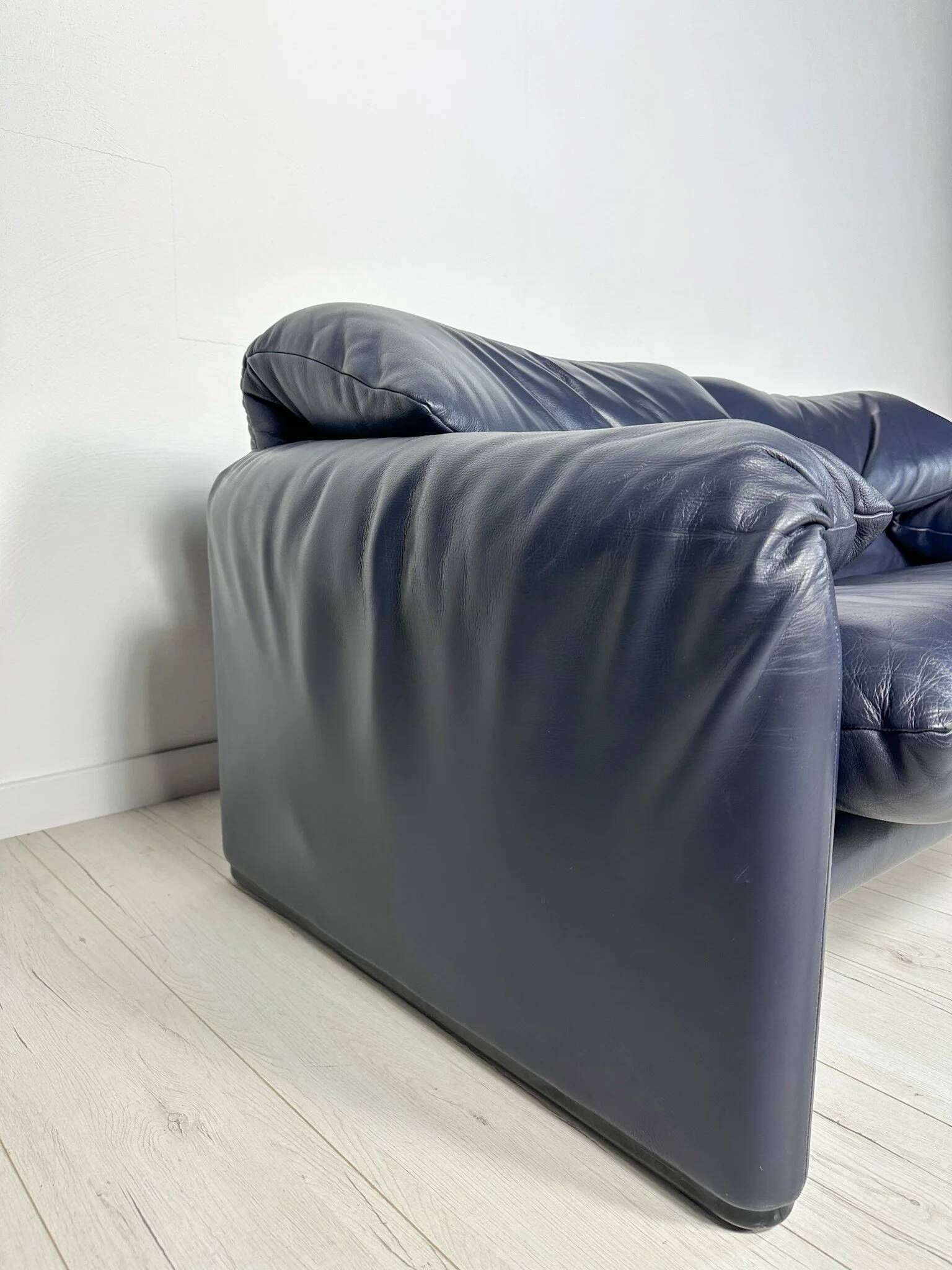 Vintage Maralunga 2-seater leather sofa from the 1980s by Vico Magistretti for Cassina.