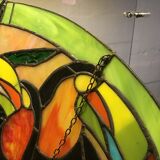 Vitrail de style art déco représentant un couple de toucans