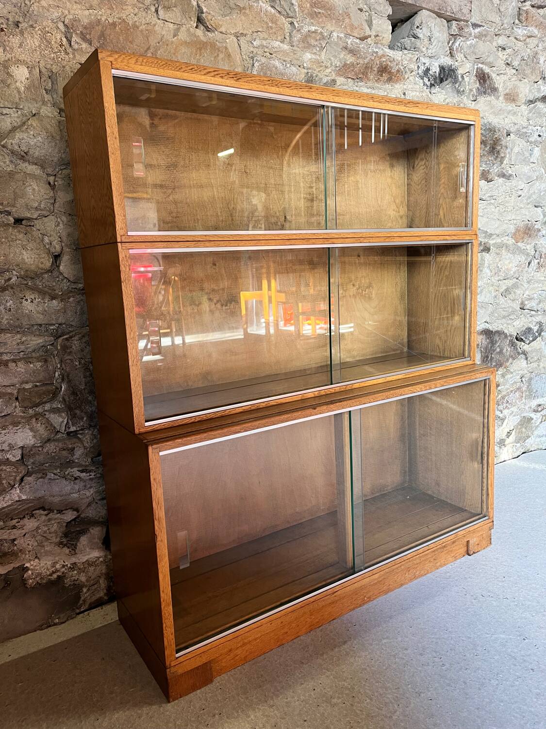 Bibliothèque vitrine en bois massif par Minty