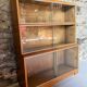 Bibliothèque vitrine en bois massif par Minty