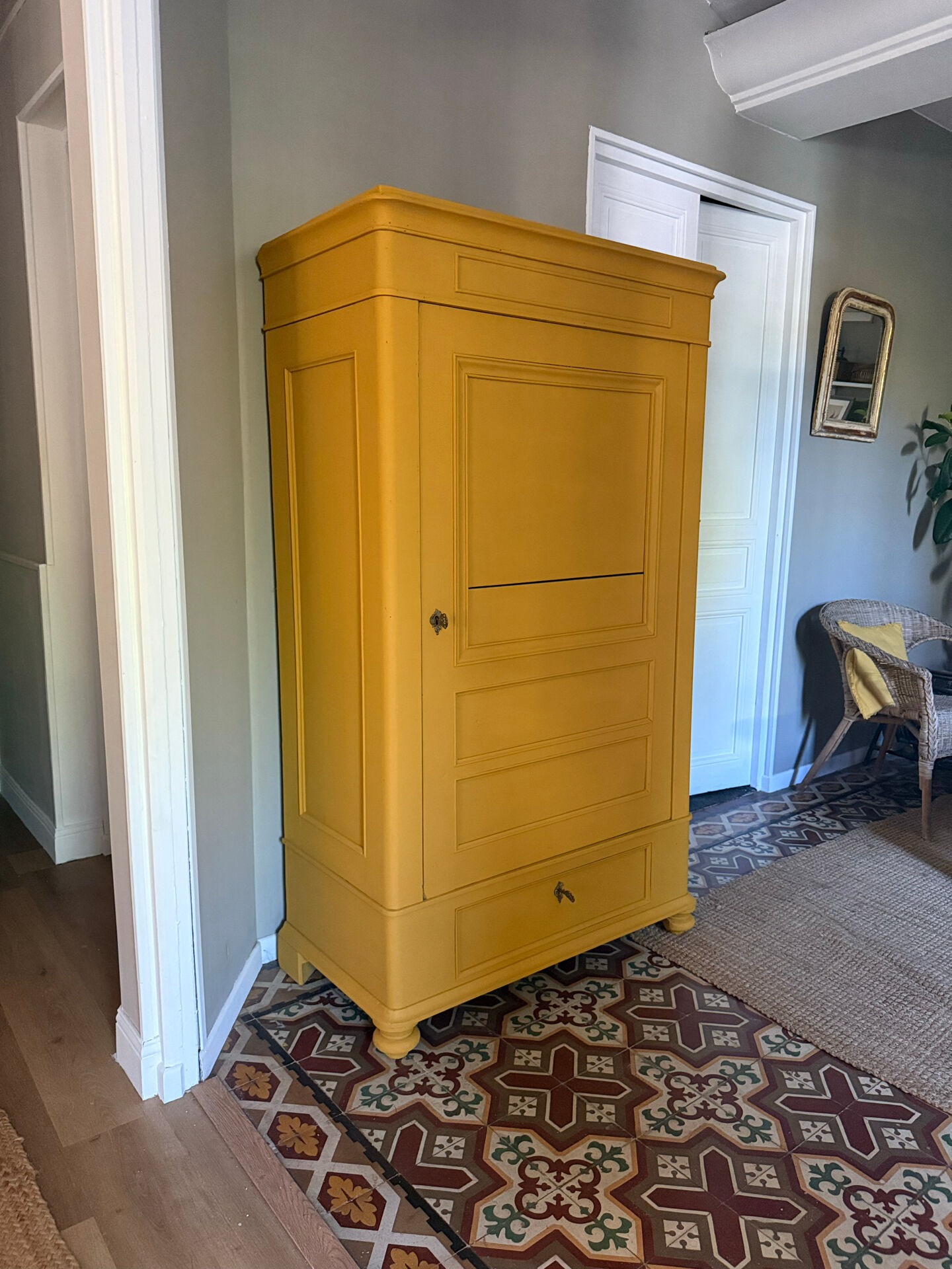 Armoire bonnetière bois massif