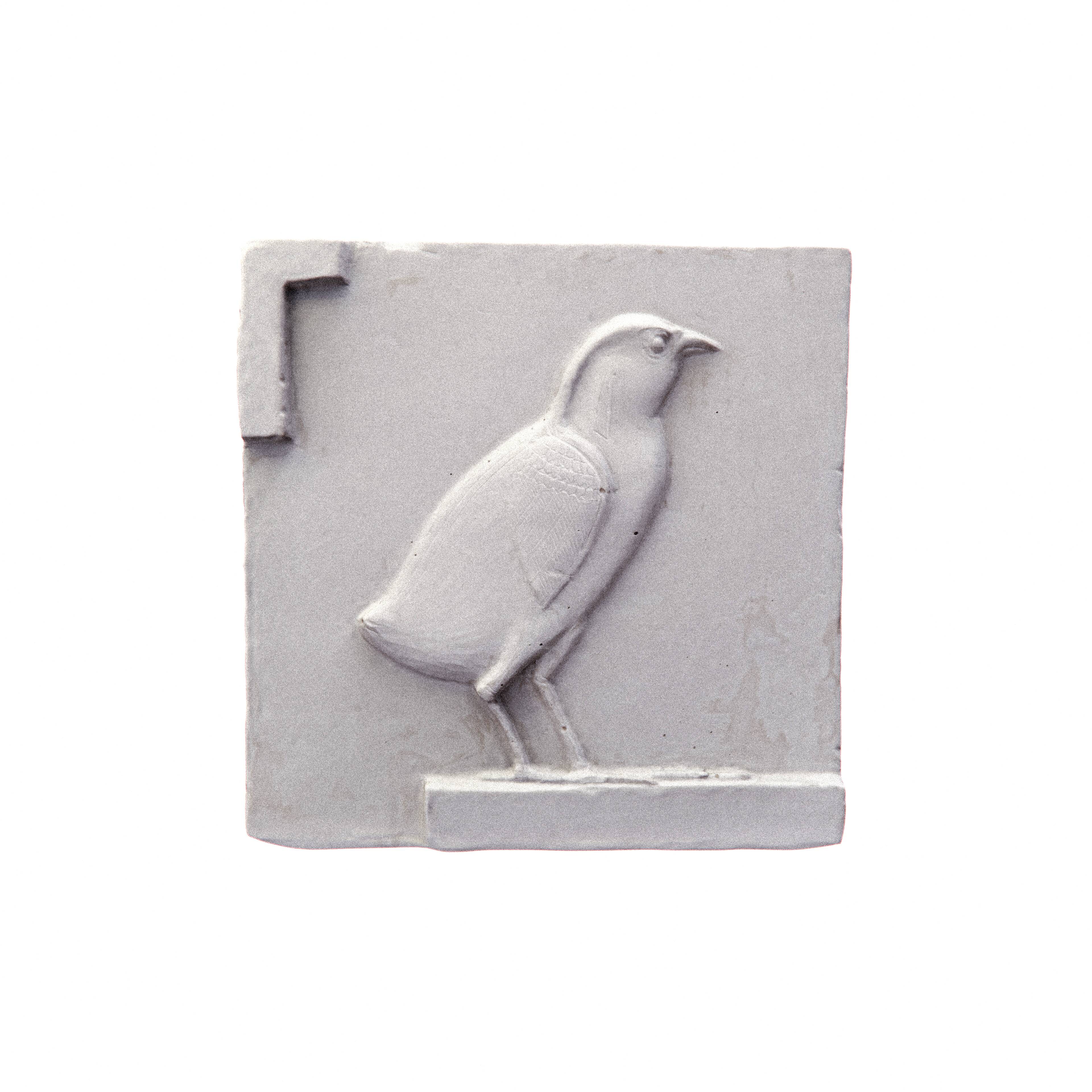 Bas-relief avec poussin de caille – Reproduction en plâtre de la période pt