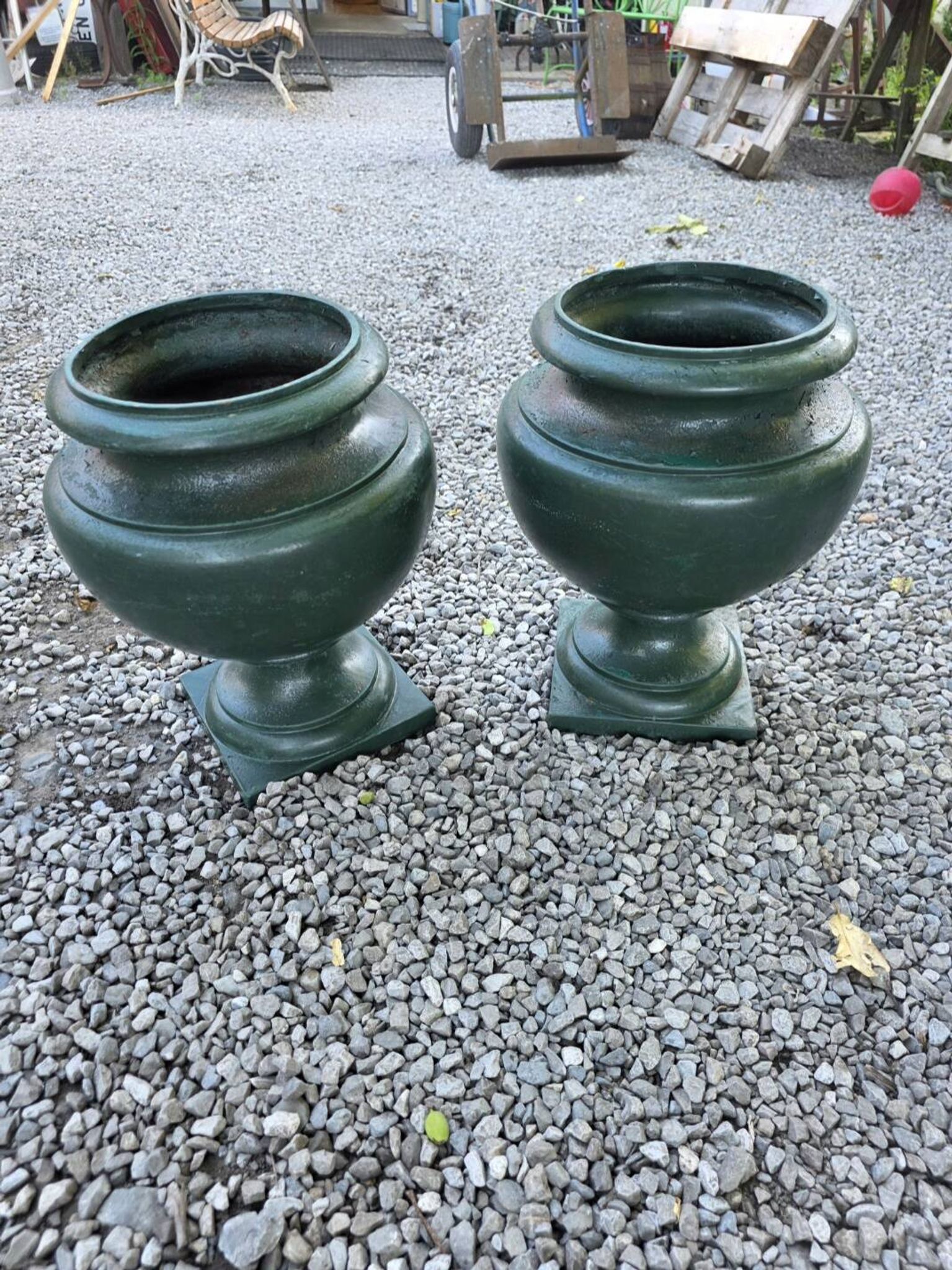 Pair of Medici vases in cast iron from the 19th century.