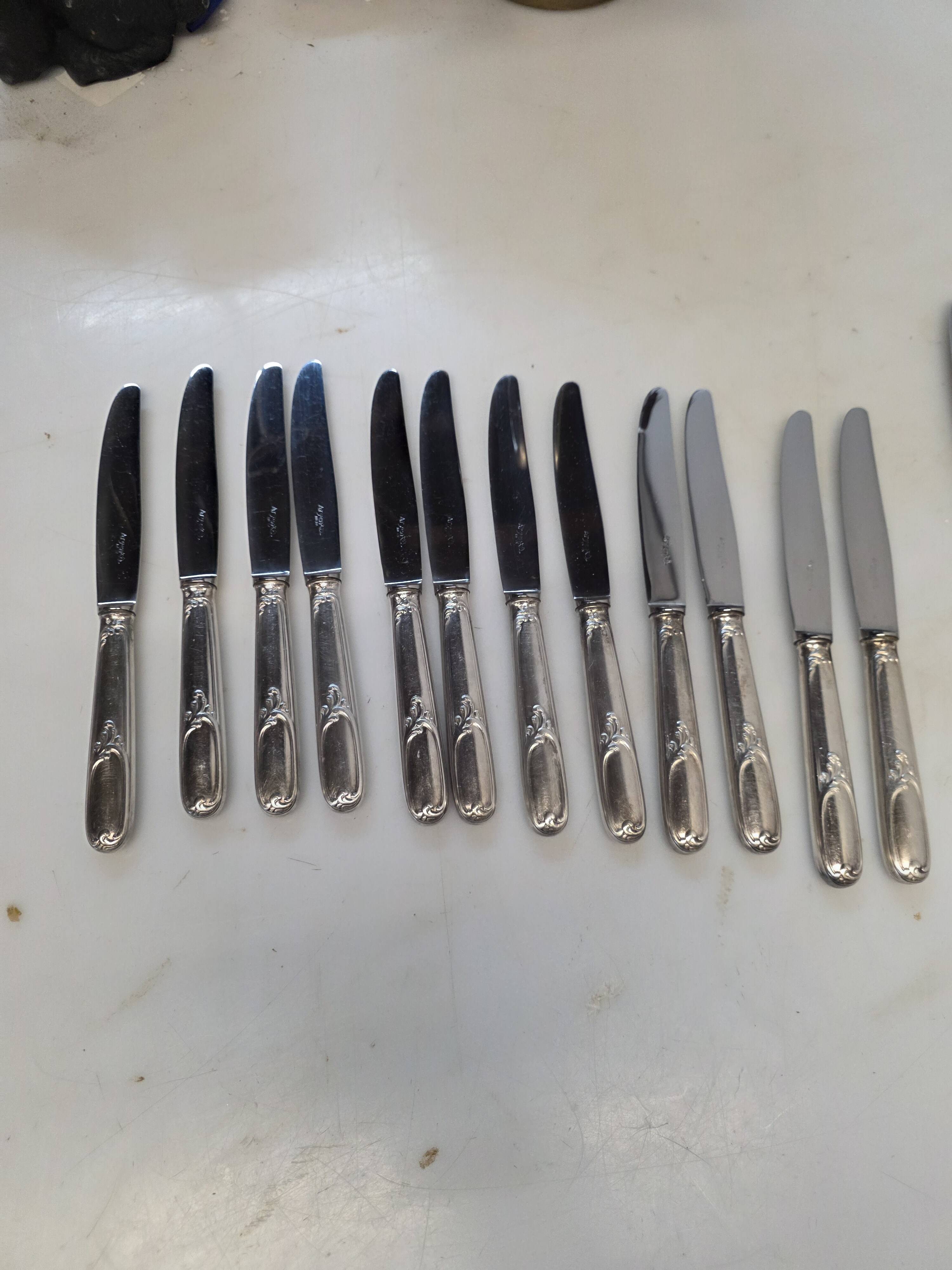 24 couteaux en métal argenté