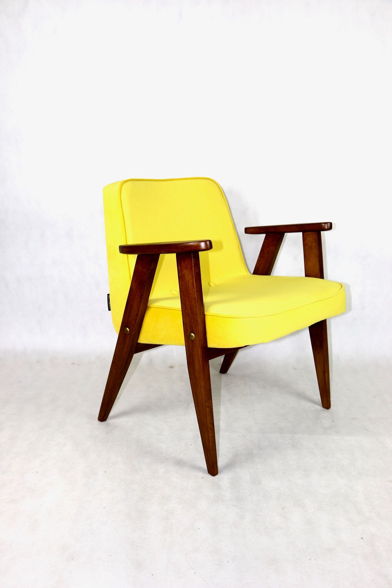 Fauteuil 366 en velours jaune de Józef Chierowski, années 1970