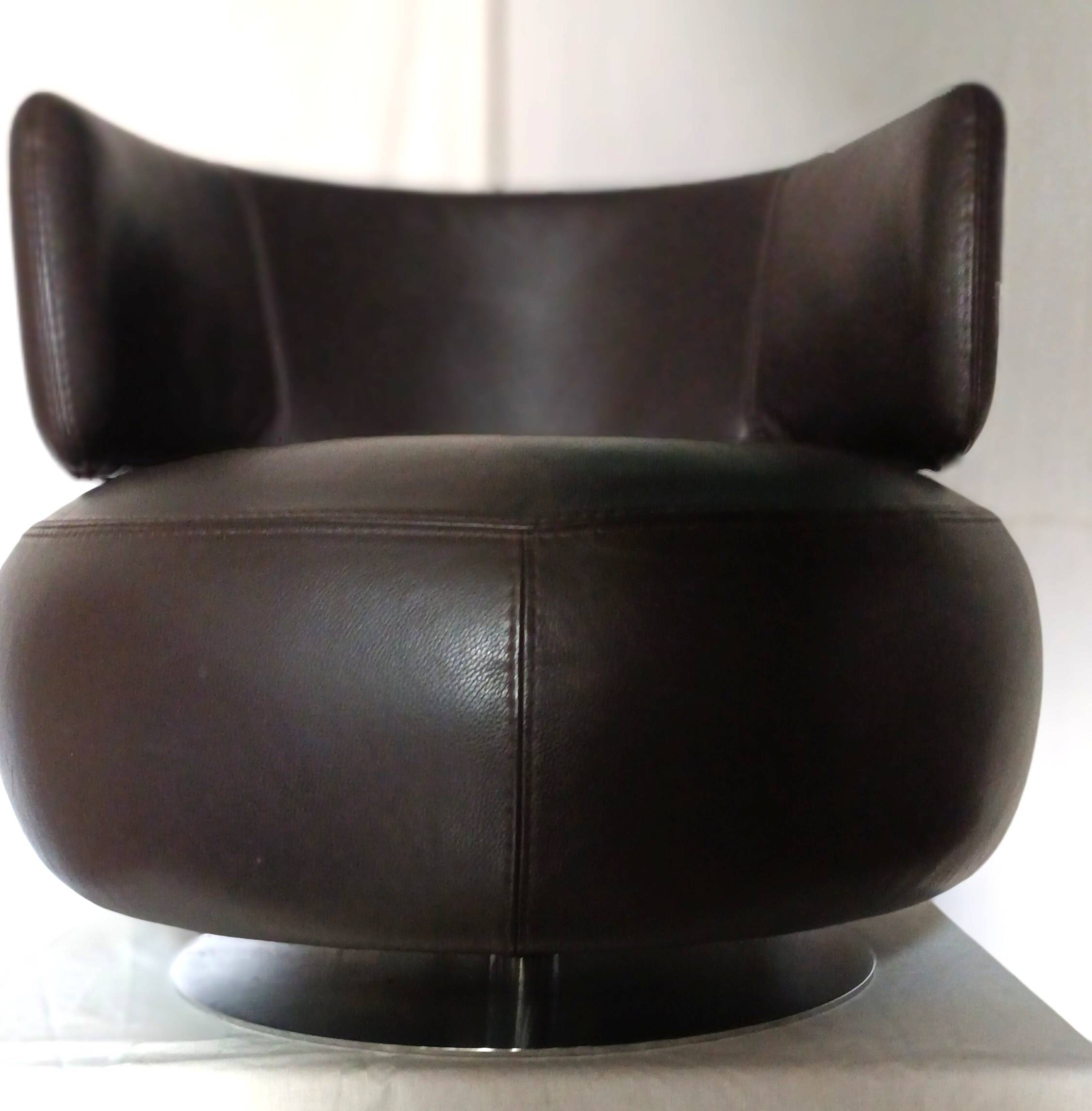 Fauteuil tournant CURL en cuir marron par Roche Bobois