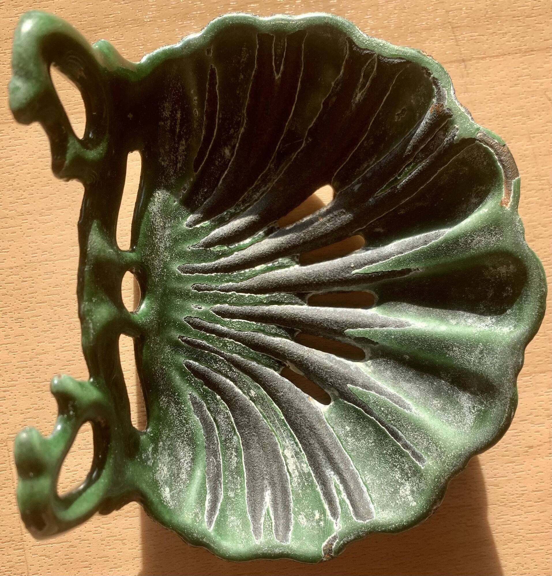 Antique enamelled cast iron soap dish in the shape of a shell (fir green)