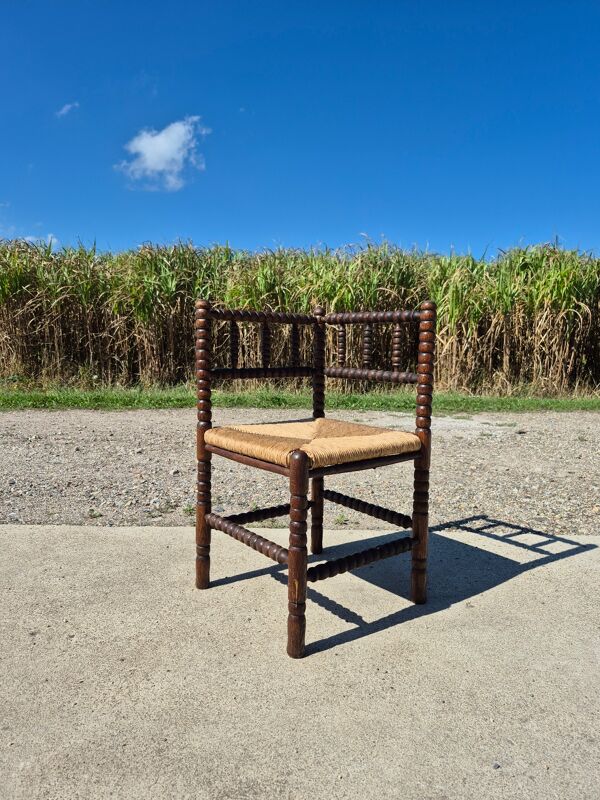 Chaise d'angle rustique néerlandaise vintage en chêne tourné à bobines avec assise en paille.