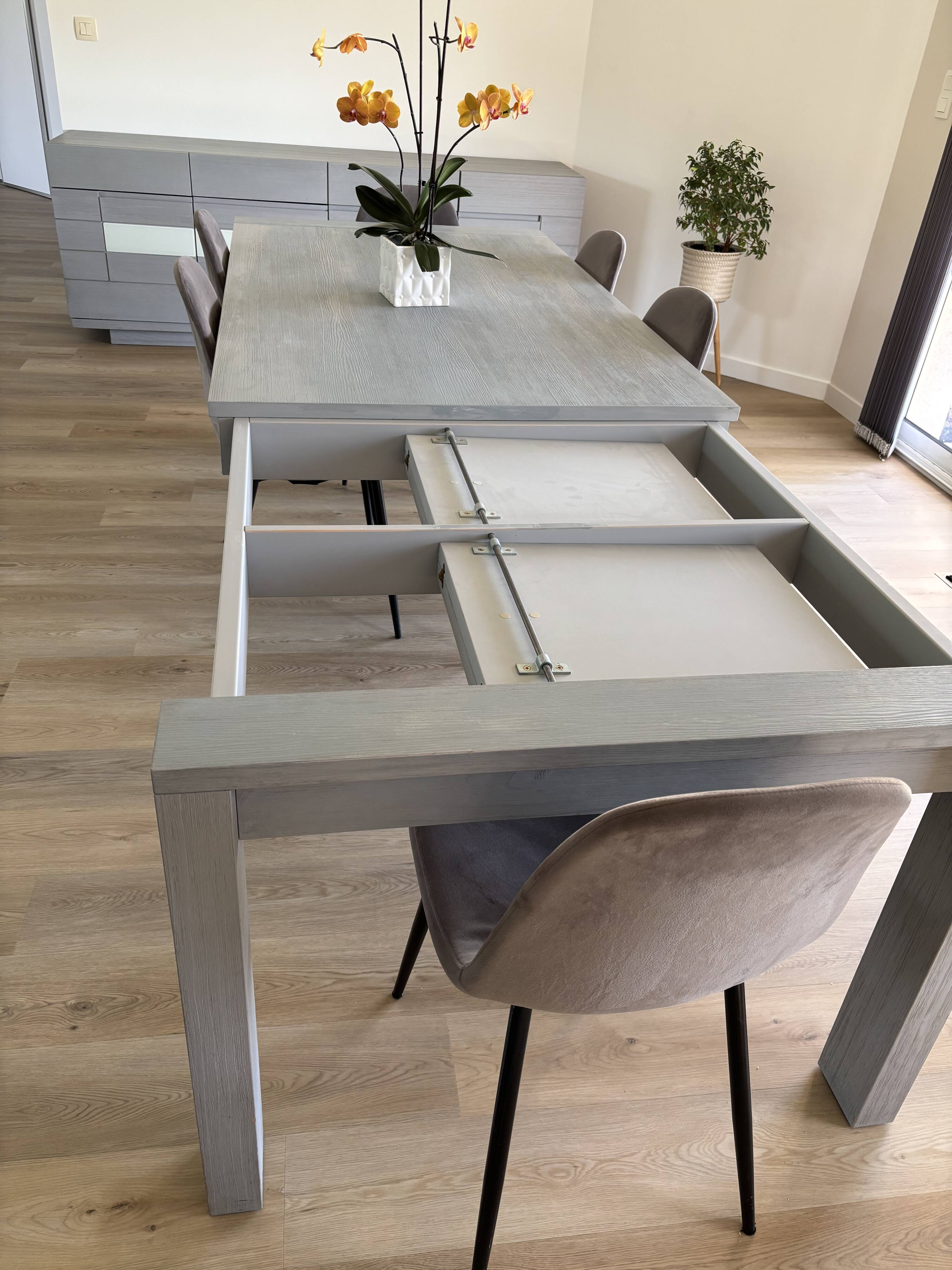 Captain Oliver solid wood table, integrated extensions.