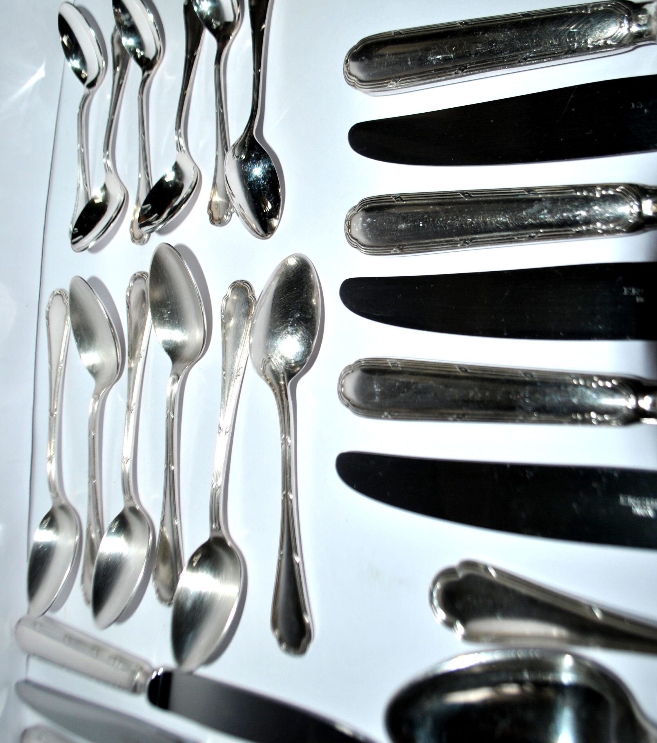 Ercuis trianon silver-plated cutlery set – 42-piece tableware with crossed ribbon design