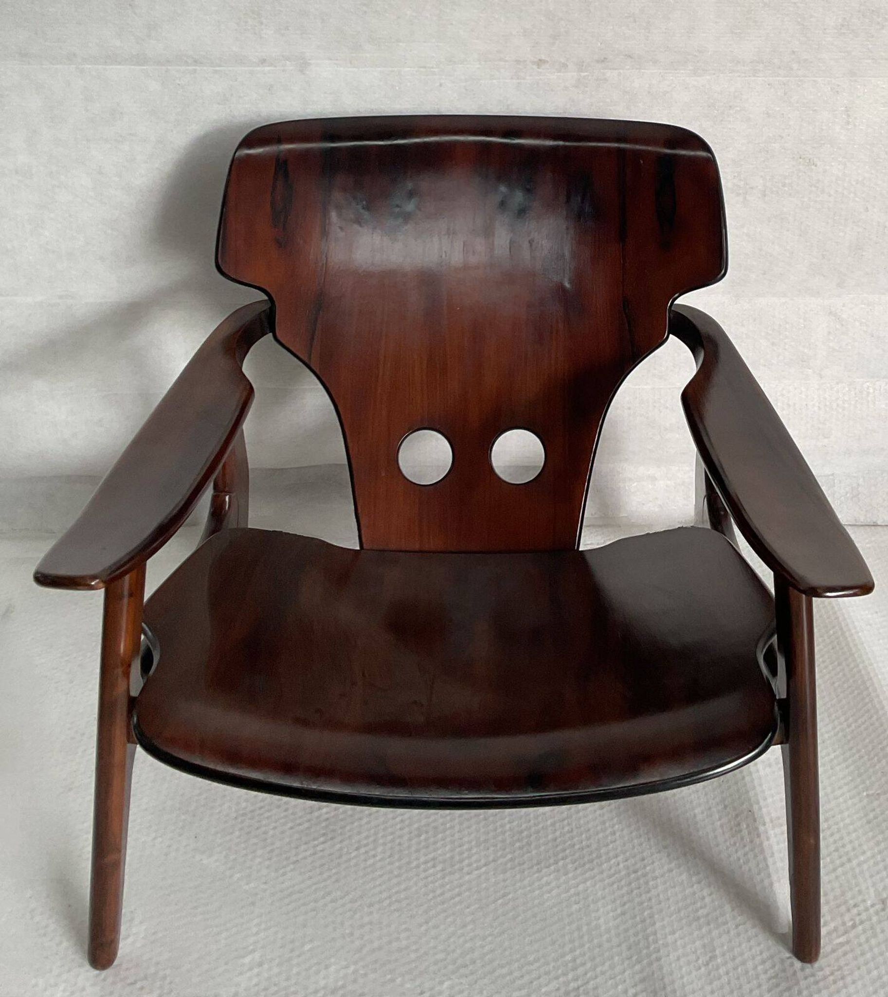 Pair of Diz armchairs, Sergio Rodrigues