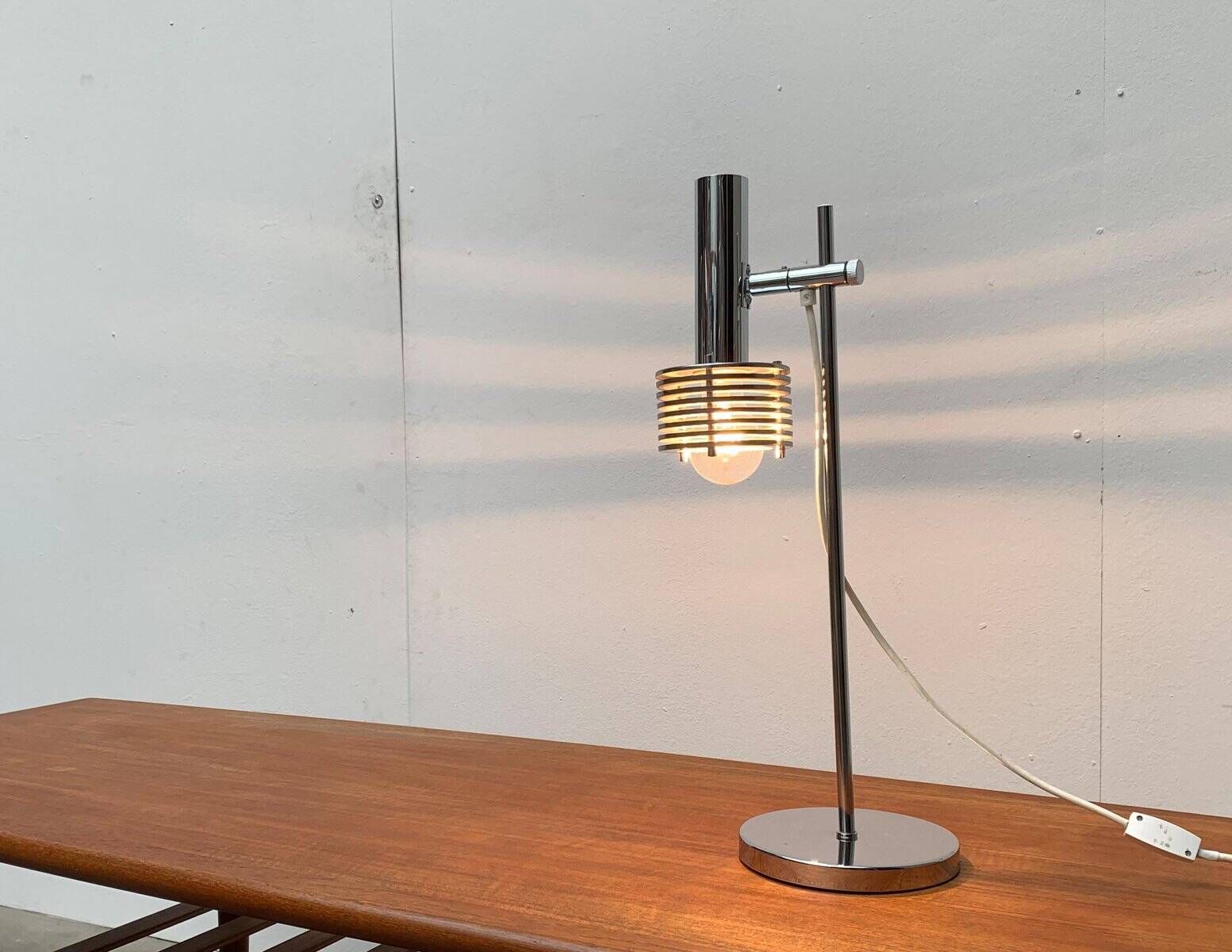 Lampe de table à lames chromées de l’ère spatiale