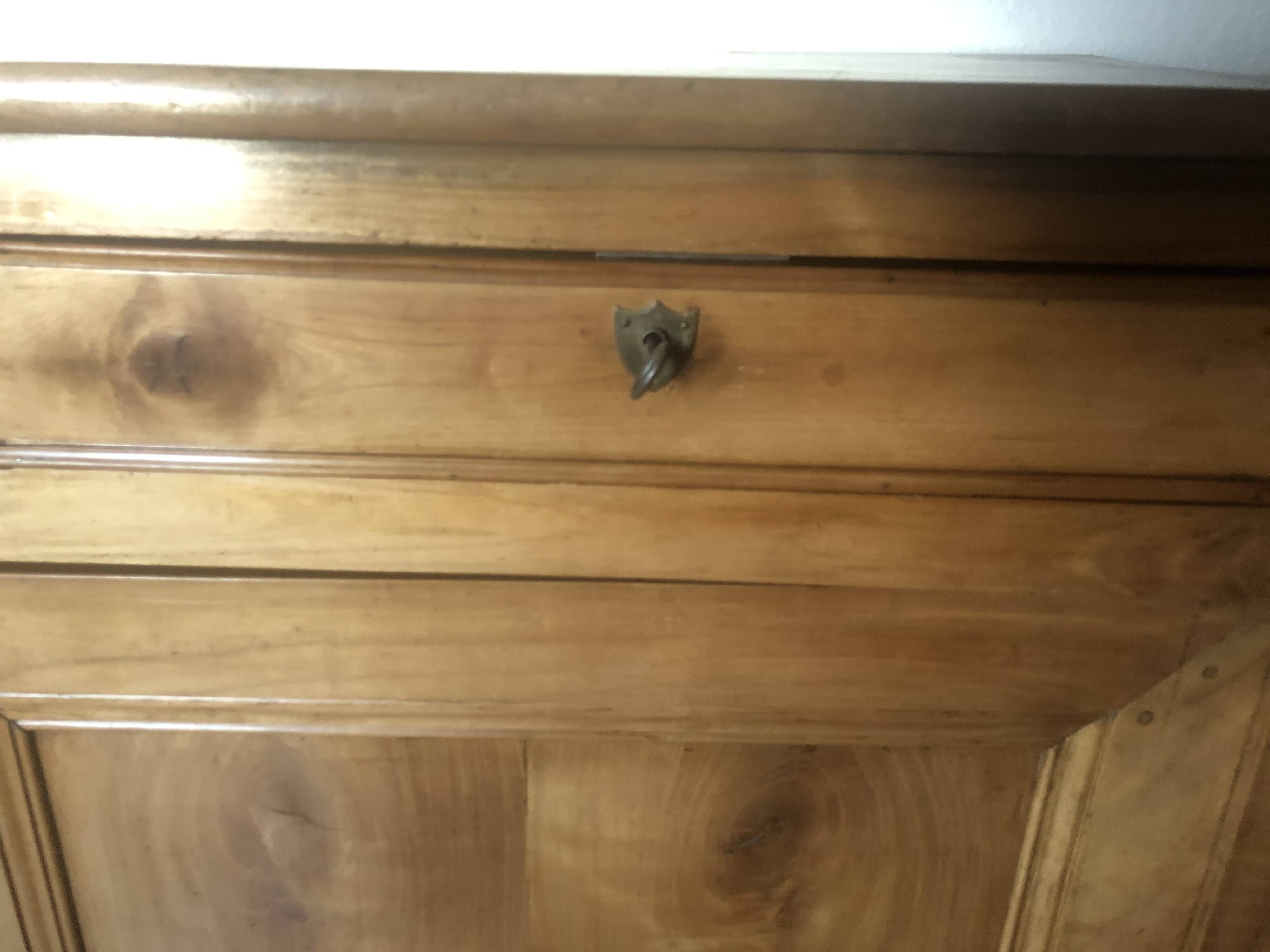 Buffet ancien en noyer blond