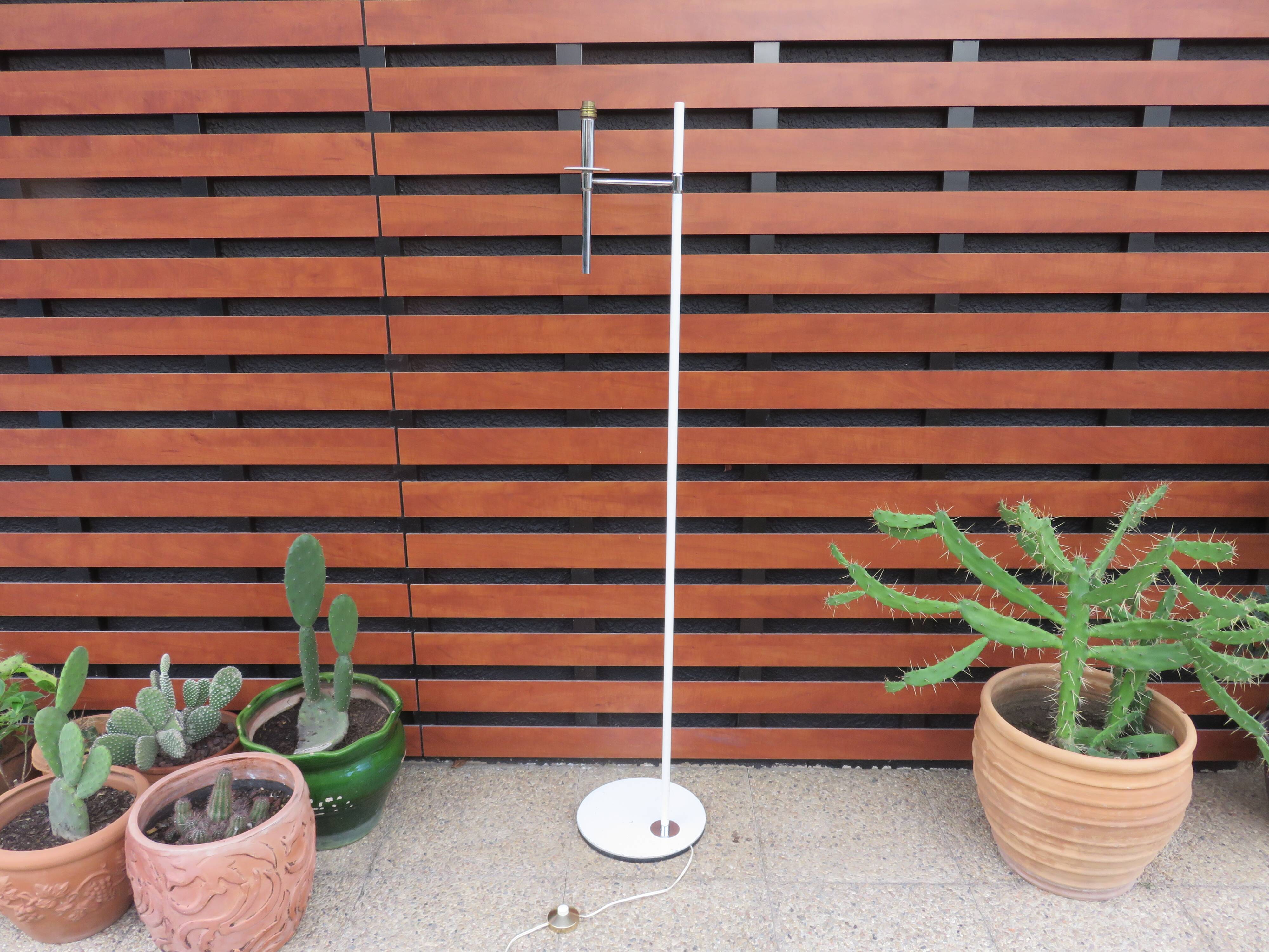 Lampadaire Monix Paris en laiton chromé et métal laqué blanc 1960