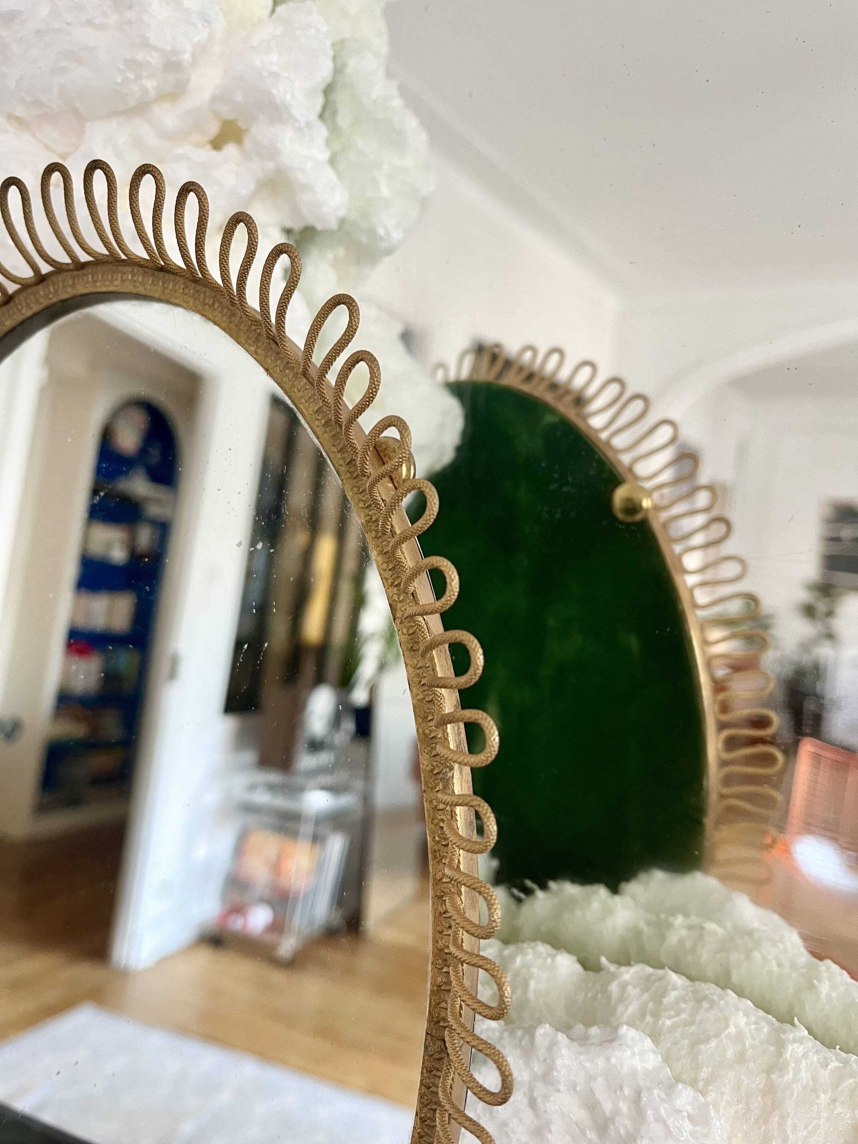 Oval mirror in gold metal