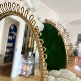 Oval mirror in gold metal