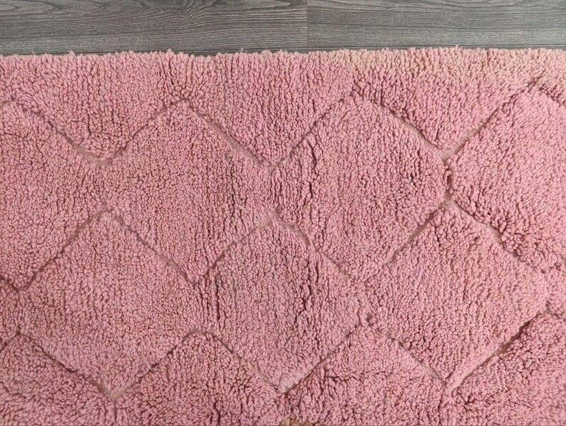 Handwoven natural wool rug, traditional pink, size 1.5/2.5 m.