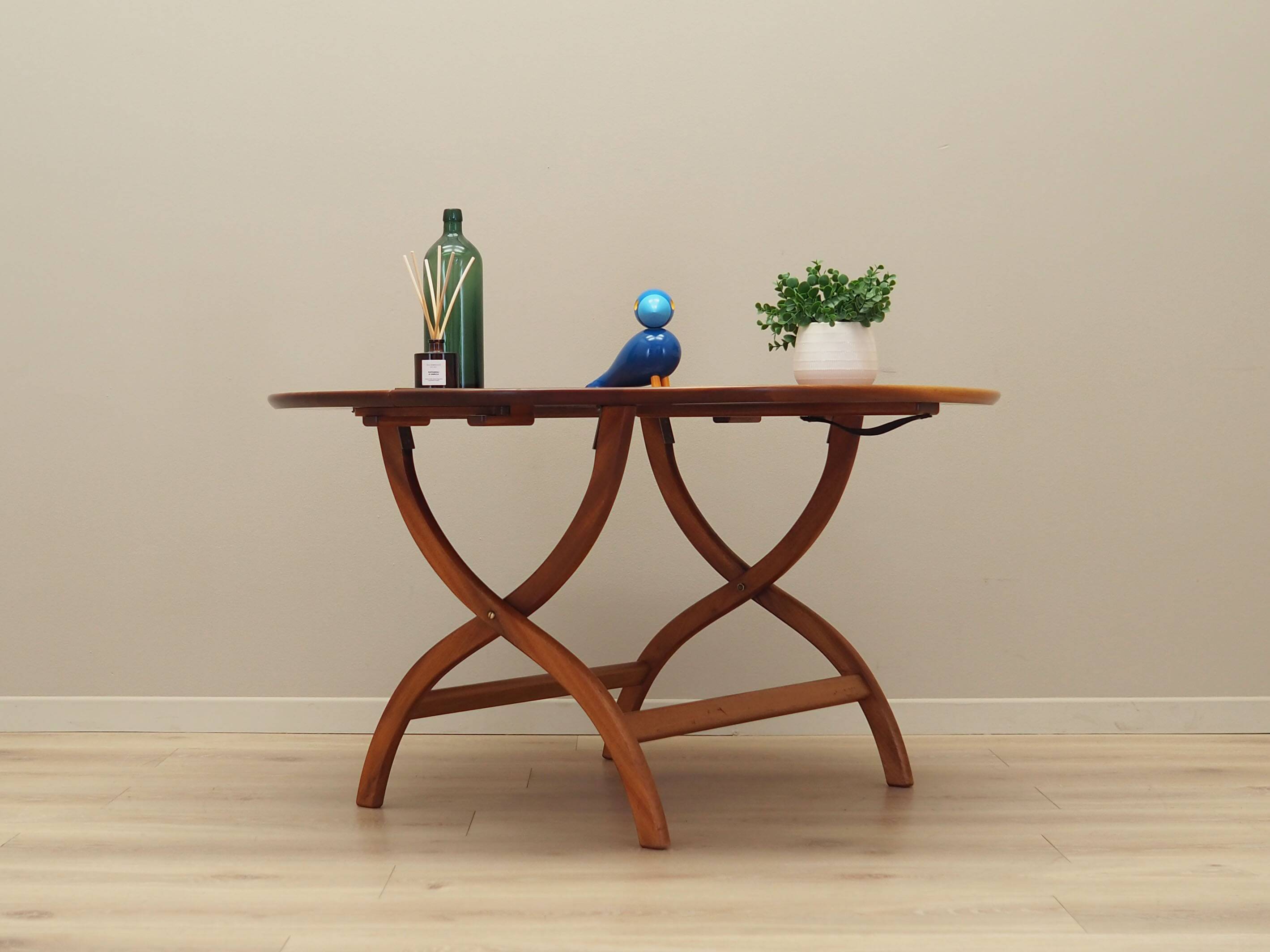 Table basse ronde en acajou, design danois, années 1970, production : Danemark