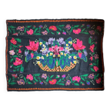 Tapis roumain en laine noire avec un panier de fleurs colorées