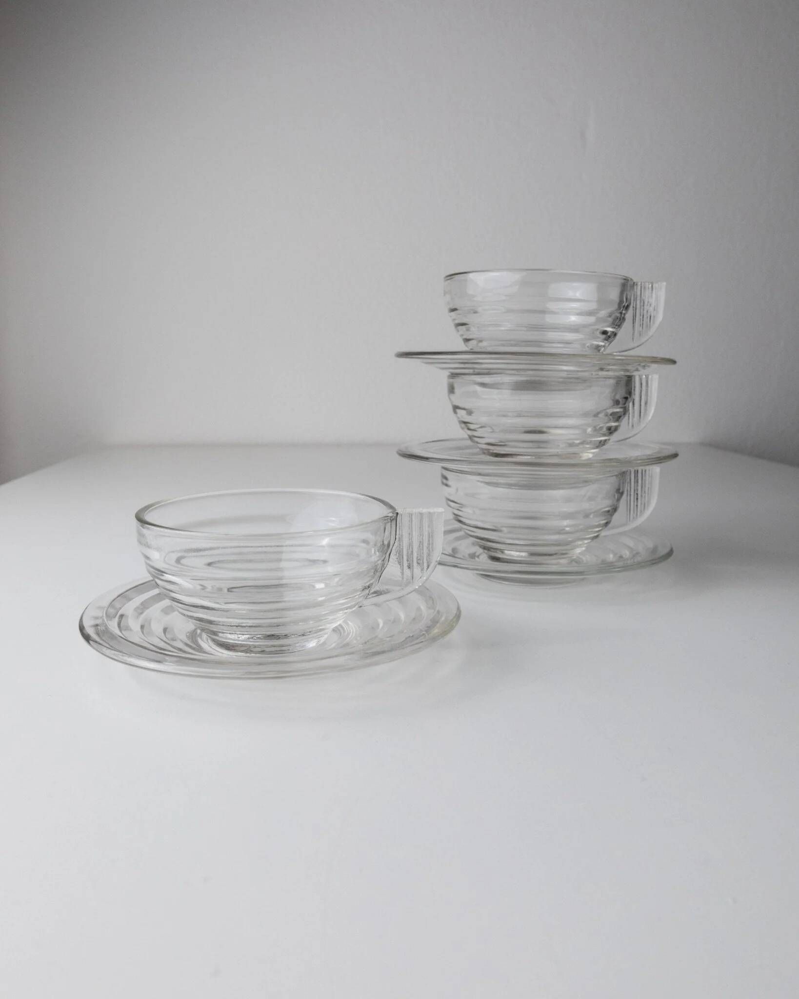 4x Transparent Glass Cups and Saucers with Grooved Embossing – Art Deco Italy 1960s, Elegant Tea Glassware Set