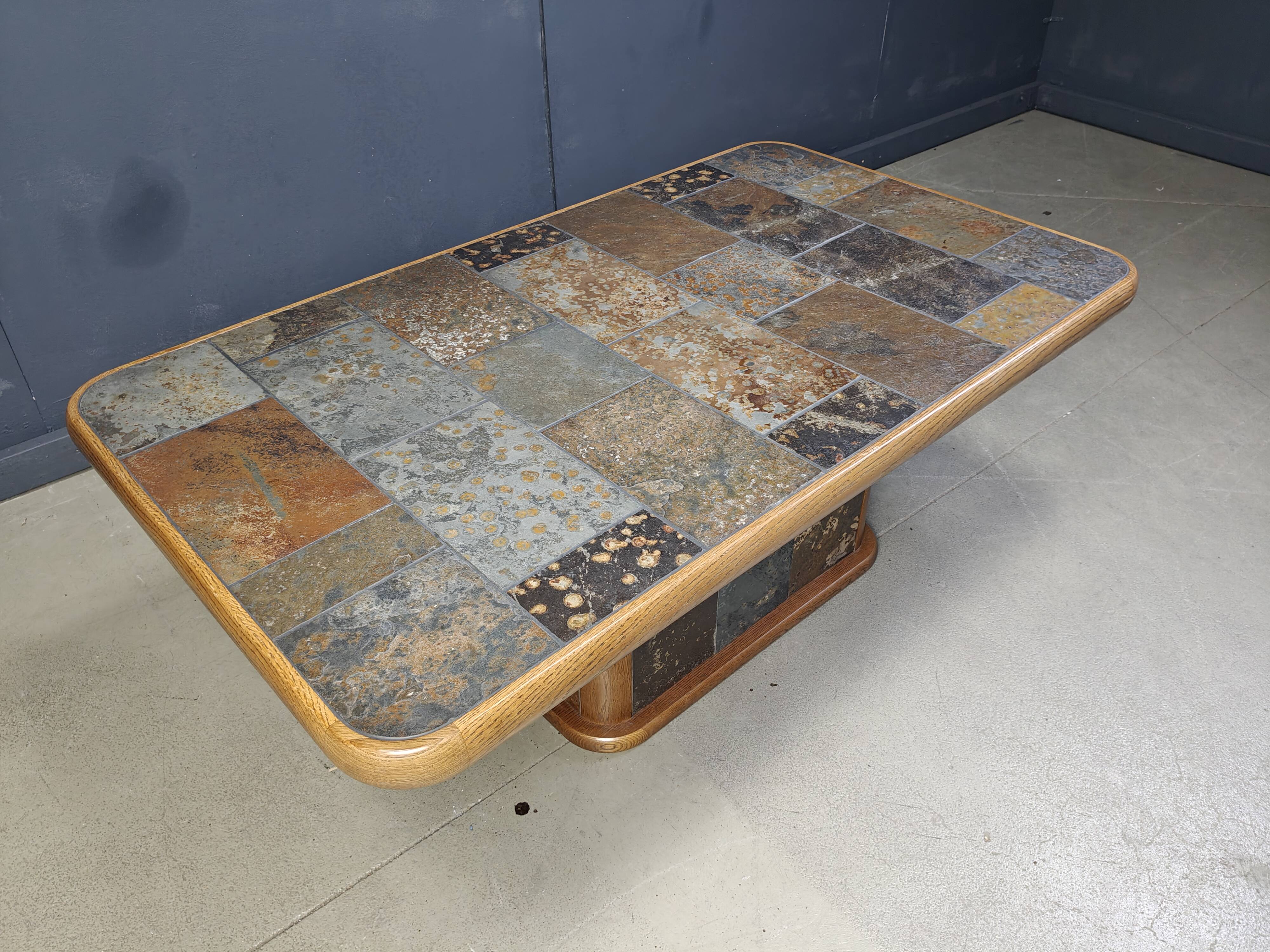 Table basse brutaliste en chêne et pierre, années 1970