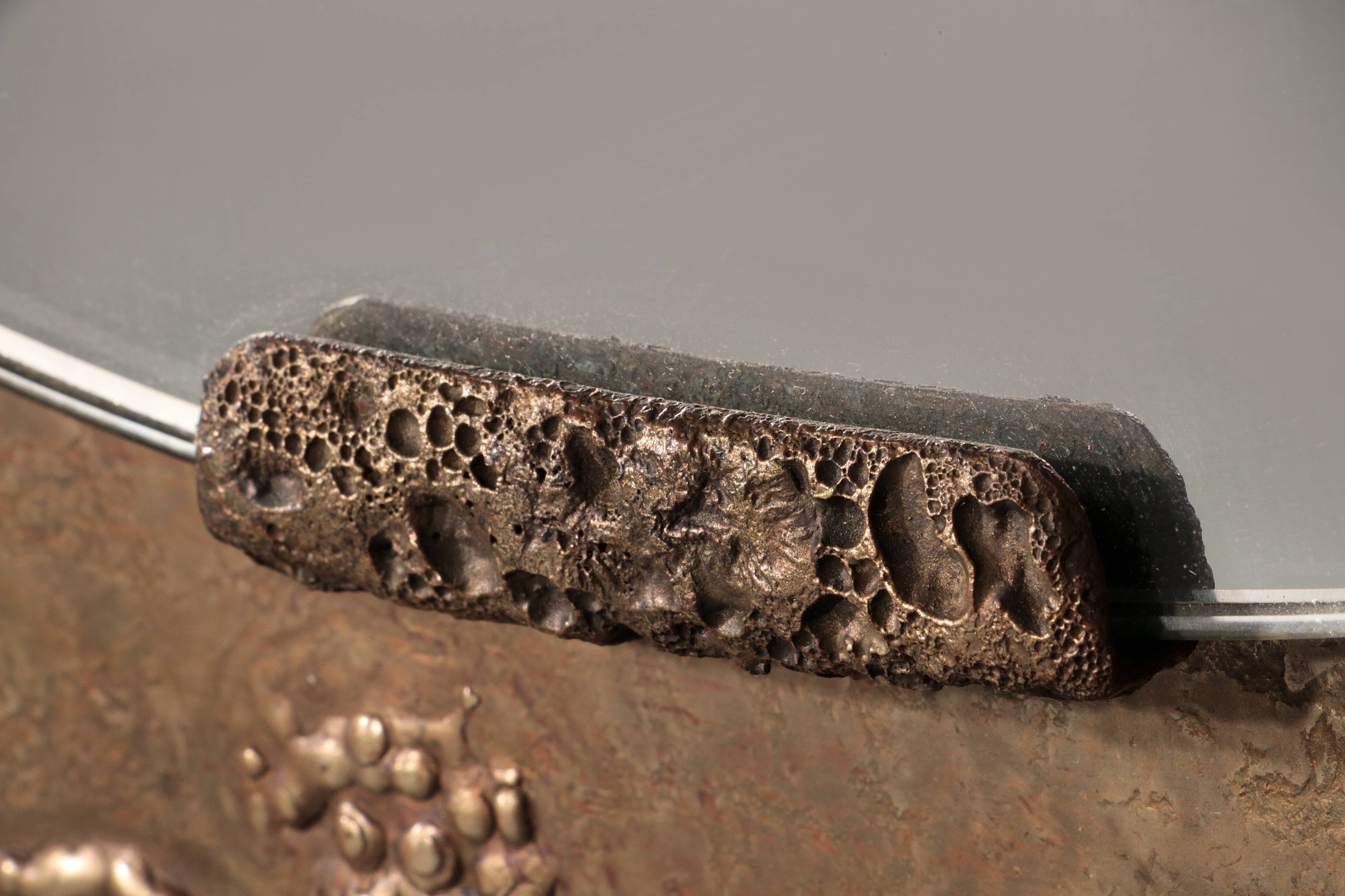 Miroir sculptural en cuivre martelé attribué à Angelo Bragalini