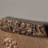 Miroir sculptural en cuivre martelé attribué à Angelo Bragalini