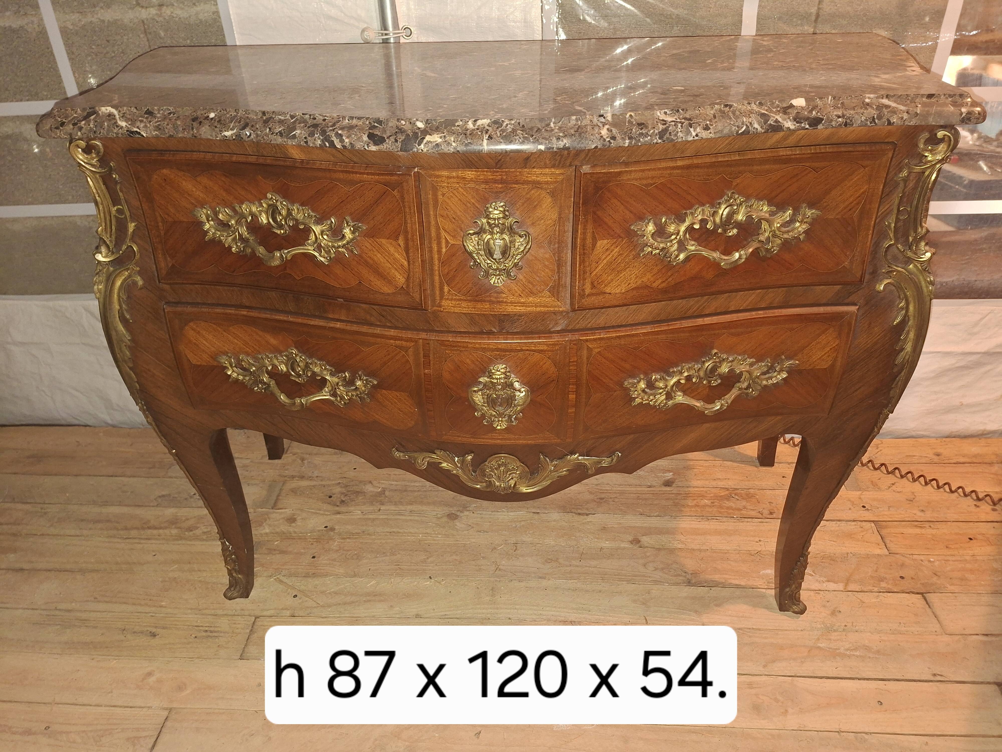 Commode sauteuse galbée de style Louis XV en marqueterie et bronzes dorés (
