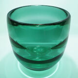 Vase en verre vert signé