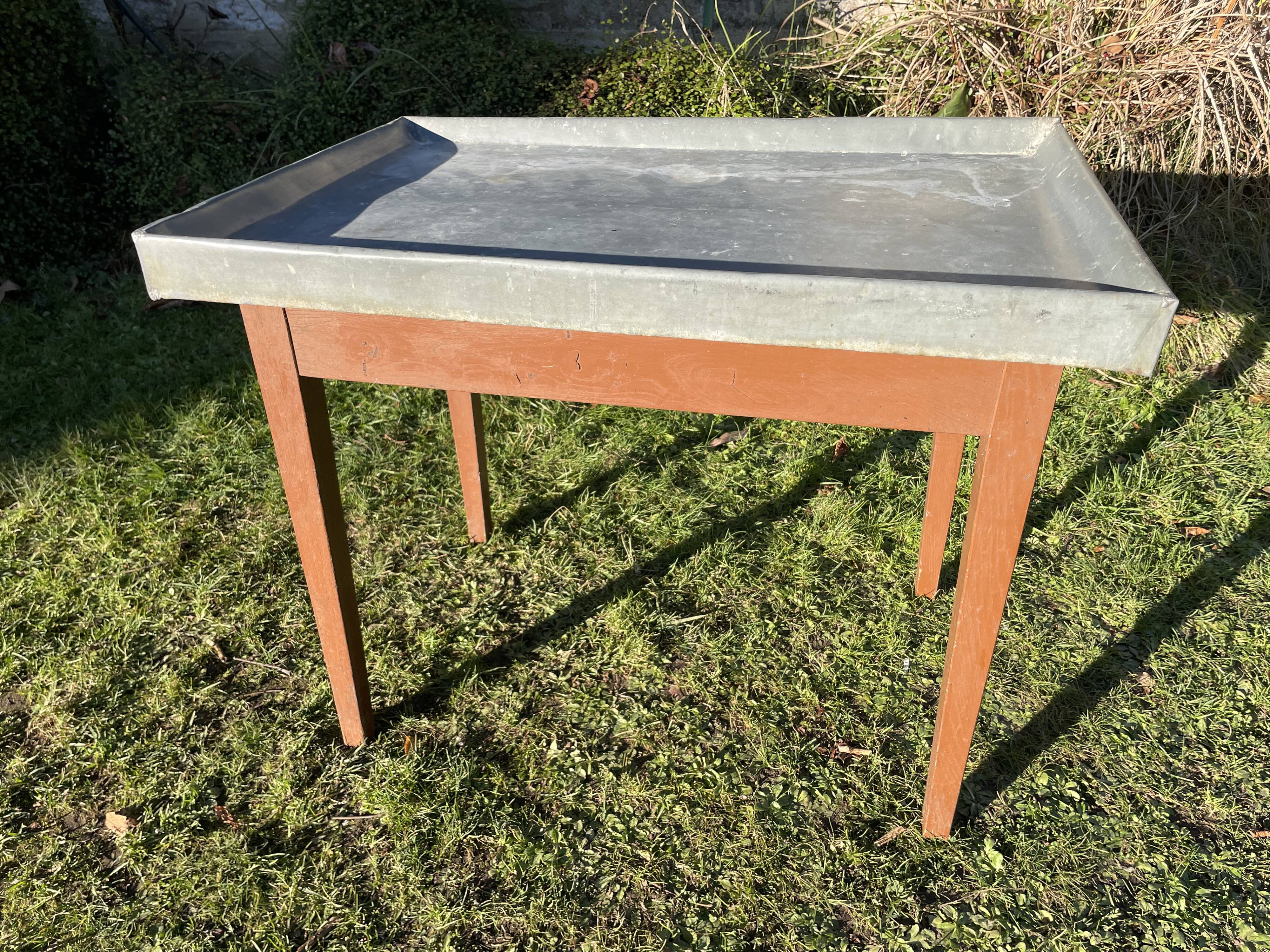 Desserte ou table de rempotage