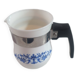 pot a lait en ceramique blanche avec fleurs bleues, poignée metallique
