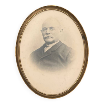 Old portrait of a man – Gilded oval frame (19th – early 20th century)