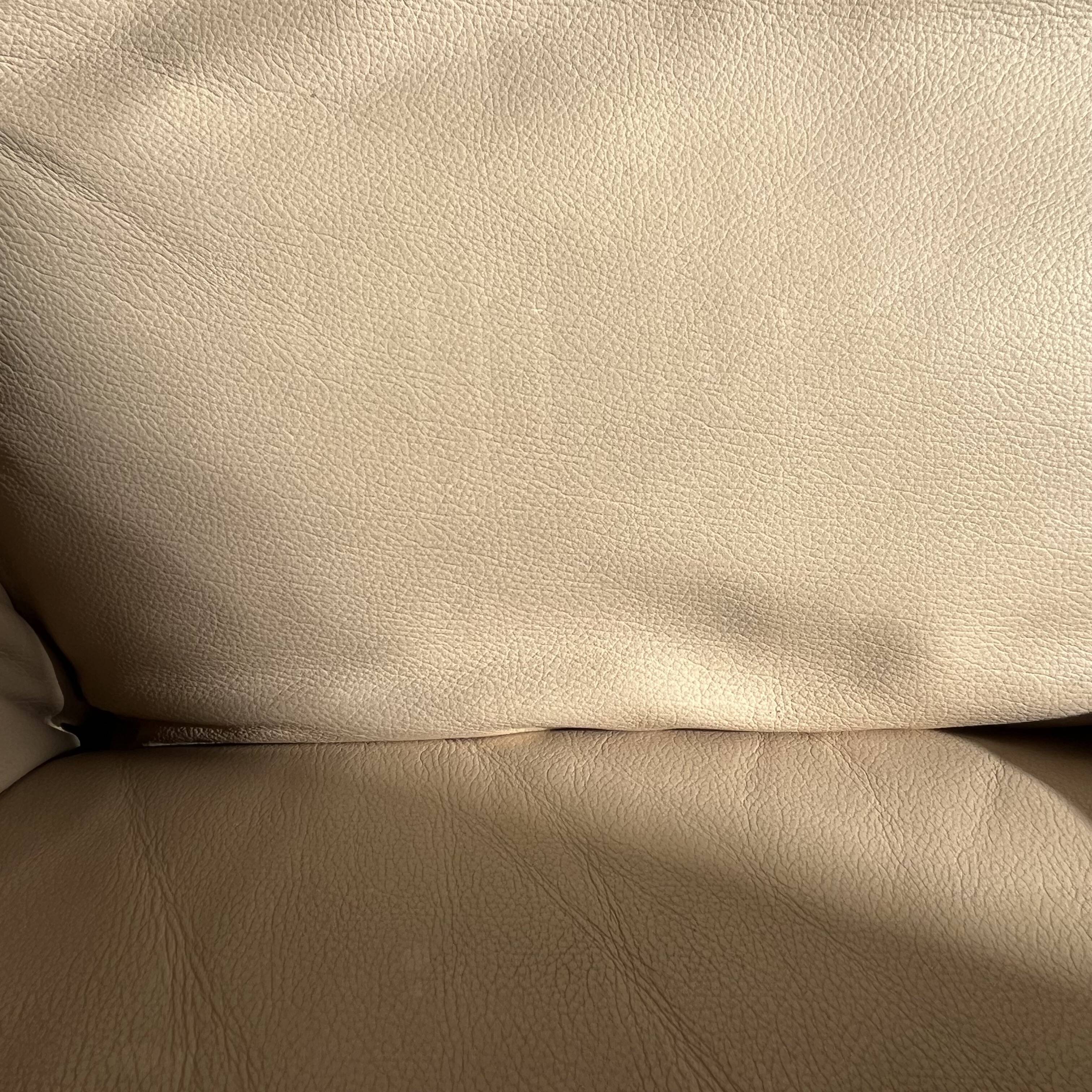 Fauteuil / Causeuse vintage cuir beige avec structure métal