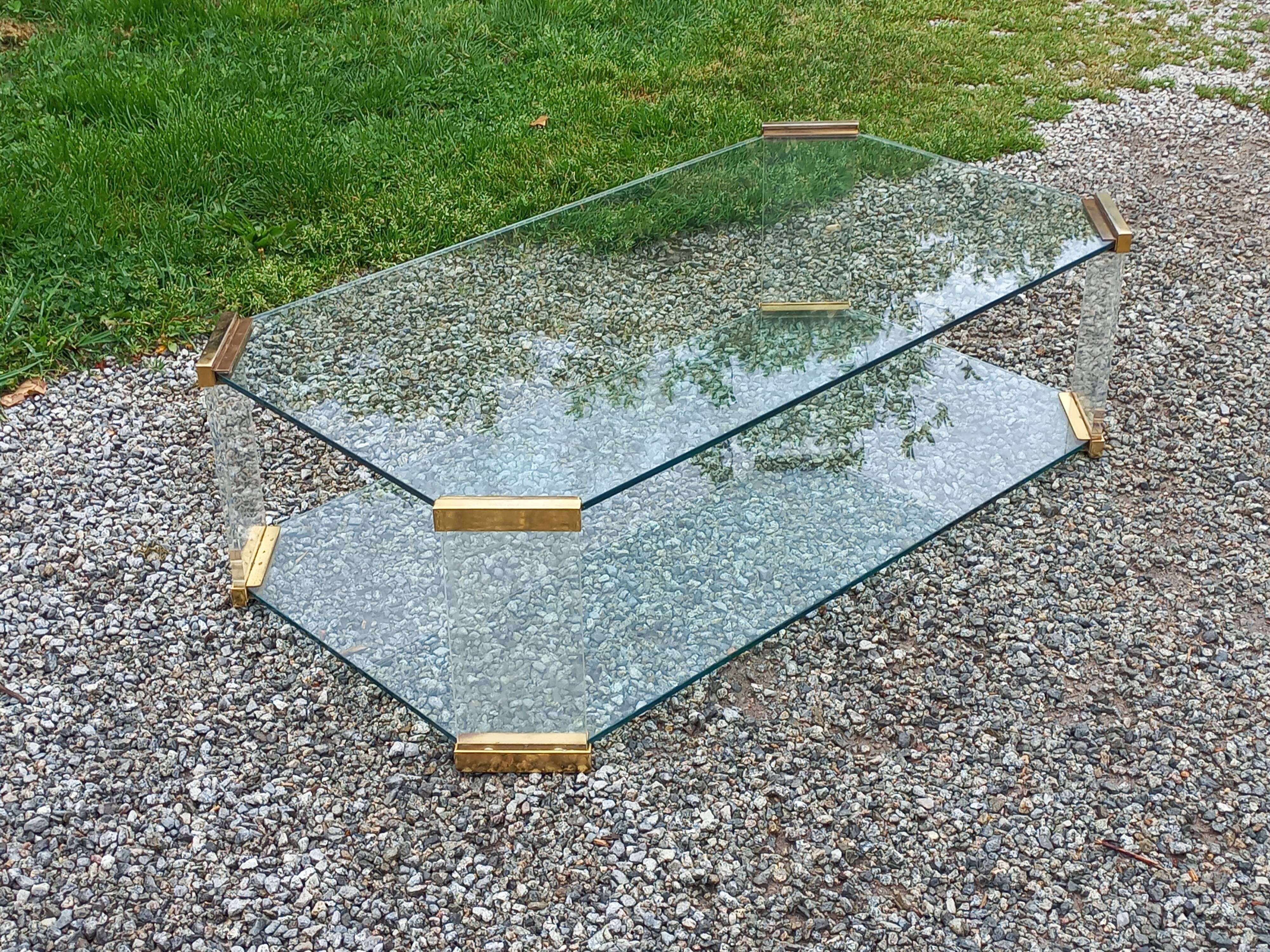 Table basse design des années 70 en verre plexi métal doré