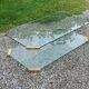 Table basse design des années 70 en verre plexi métal doré