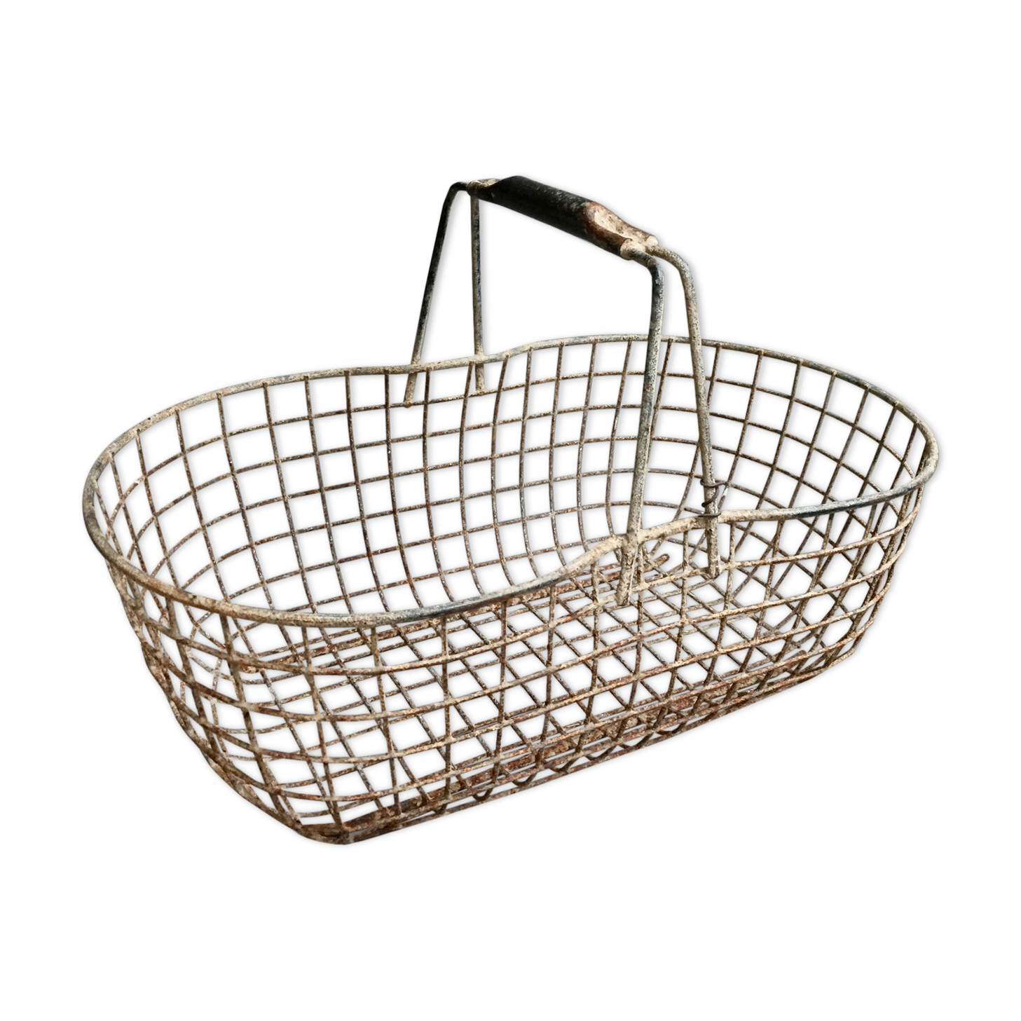 Fishing basket on foot